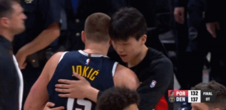 开云官网-😁世纪拥抱~约基奇赛后找到了杨瀚森 一个爱的抱抱